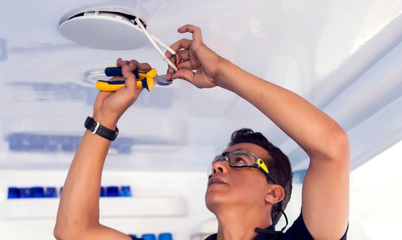 Jak zainstalować głośniki sufitowe?